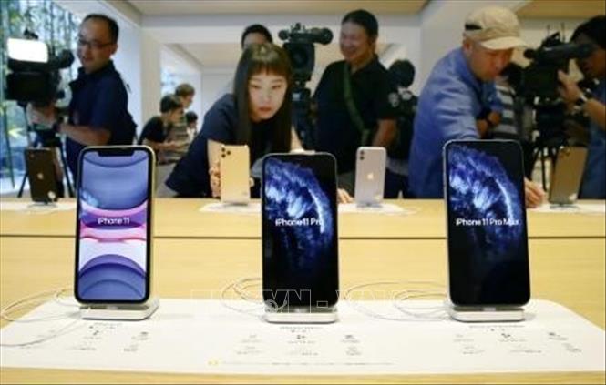 Trong ảnh: Điện thoại  iPhone 11 trưng bày tại cửa hàng ở Tokyo, Nhật Bản ngày 20/9. Ảnh: Kyodo/TTXVN