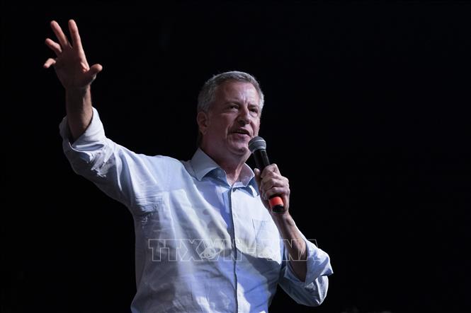 Trong ảnh: Ứng cử viên Tổng thống đảng Dân chủ, Thị trưởng New York Bill de Blasio, phát biểu tại Clear Lake, Iowa, Mỹ, ngày 9/8/2019. Ảnh: AFP/ TTXVN