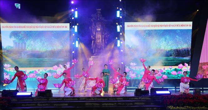 Trong ảnh: Ca sĩ Tân Phương cùng tốp múa với bài hát 