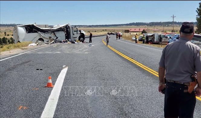 Trong ảnh: Lực lượng chức năng làm nhiệm vụ tại hiện trường vụ tai nạn xe buýt chở khách du lịch gần công viên quốc gia Bryce Canyon thuộc hạt Garfield, bang Utah, Mỹ ngày 20/9/2019. Ảnh: AFP/TTXVN