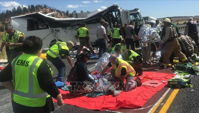 Trong ảnh: Lực lượng cứu hộ hỗ trợ các nạn nhân tại hiện trường vụ lật xe buýt chở khách du lịch gần công viên quốc gia Bryce Canyon thuộc hạt Garfield, bang Utah, Mỹ ngày 20/9/2019. Ảnh: CNN/TTXVN
