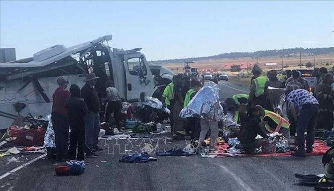 Trong ảnh: Lực lượng cứu hộ hỗ trợ các nạn nhân tại hiện trường vụ lật xe buýt chở khách du lịch gần công viên quốc gia Bryce Canyon thuộc hạt Garfield, bang Utah, Mỹ ngày 20/9/2019. Ảnh: CNN/TTXVN