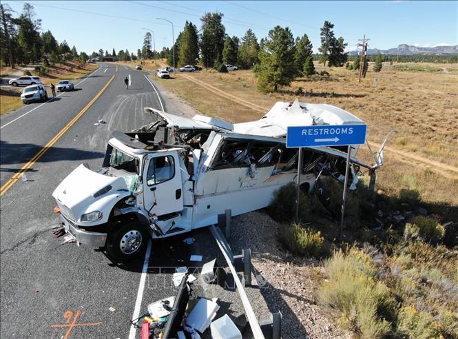 Trong ảnh: Hiện trường vụ tai nạn xe buýt chở khách du lịch gần công viên quốc gia Bryce Canyon thuộc hạt Garfield, bang Utah, Mỹ ngày 20/9/2019. Ảnh: THX/TTXVN