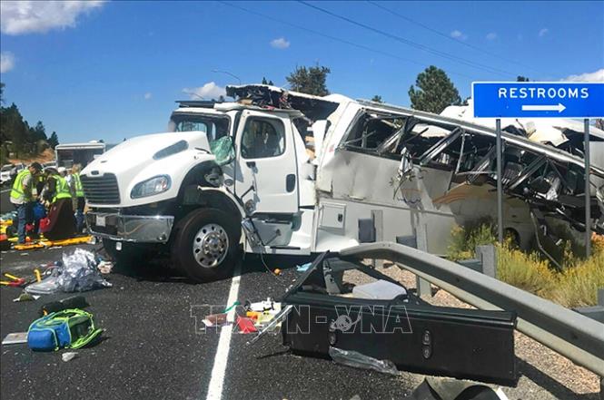 Trong ảnh: Hiện trường vụ tai nạn xe buýt chở khách du lịch gần công viên quốc gia Bryce Canyon thuộc hạt Garfield, bang Utah, Mỹ ngày 20/9/2019. Ảnh: AP/TTXVN
