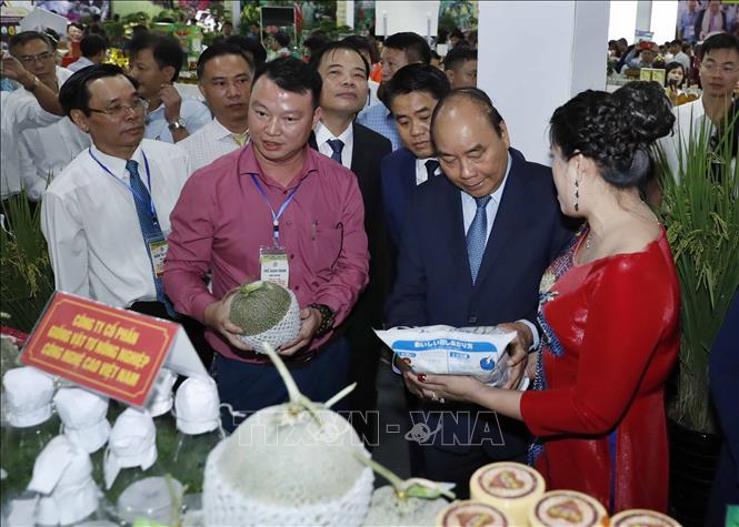Trong ảnh: Thủ tướng Nguyễn Xuân Phúc và các đại biểu thăm các gian hàng. Ảnh: Thống Nhất - TTXVN
