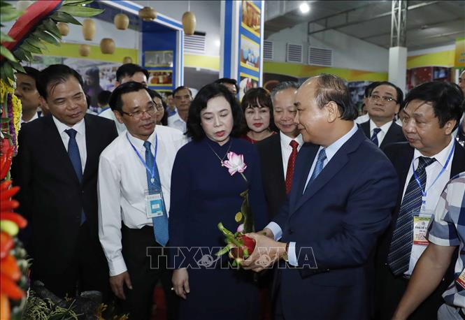 Trong ảnh: Thủ tướng Nguyễn Xuân Phúc và các đại biểu thăm các gian hàng. Ảnh: Thống Nhất - TTXVN
