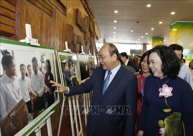 Trong ảnh: Thủ tướng Nguyễn Xuân Phúc và các đại biểu thăm trưng bày ảnh. Ảnh: Thống Nhất - TTXVN
