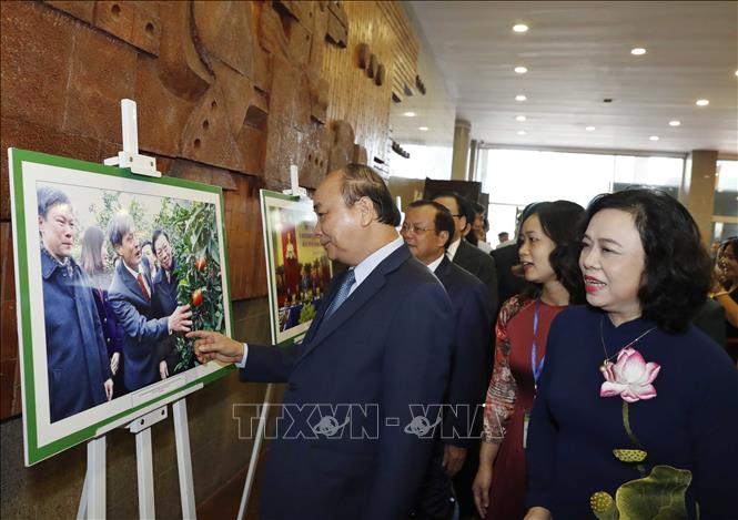 Trong ảnh: Thủ tướng Nguyễn Xuân Phúc và các đại biểu thăm trưng bày ảnh. Ảnh: Thống Nhất - TTXVN
