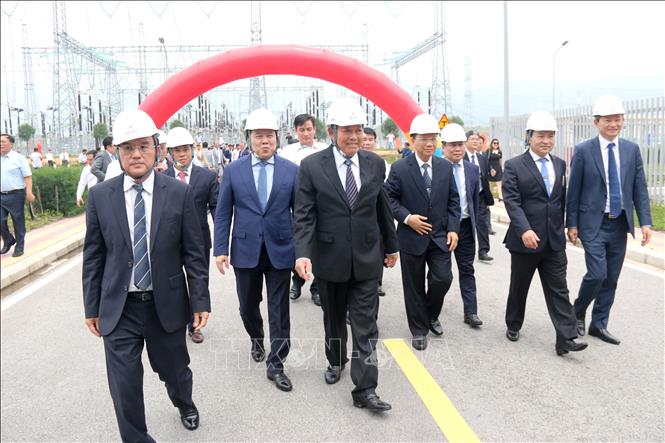 Trong ảnh: Đồng chí Trương Hòa Bình, Ủy viên Bộ Chính trị, Phó Thủ tướng Chính phủ cùng các đại biểu thăm nhà máy. Ảnh: Nguyễn Thanh - TTXVN