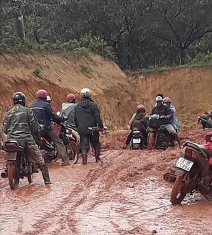  Trong ảnh: Đường DT 755 liên xã thuộc địa phận thôn 6 , thôn 12 xã Thống Nhất, huyện  Bù Đăng, tỉnh Bình Phước trở nên lầy lội mỗi khi mưa xuống, khiến người dân đi lại vô cùng khó khăn. Ảnh: Dương Chí Tưởng-TTXVN