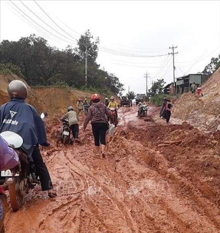  Trong ảnh: Đường DT 755 liên xã thuộc địa phận thôn 6 , thôn 12 xã Thống Nhất, huyện  Bù Đăng, tỉnh Bình Phước trở nên lầy lội mỗi khi mưa xuống, khiến người dân đi lại vô cùng khó khăn. Ảnh: Dương Chí Tưởng-TTXVN