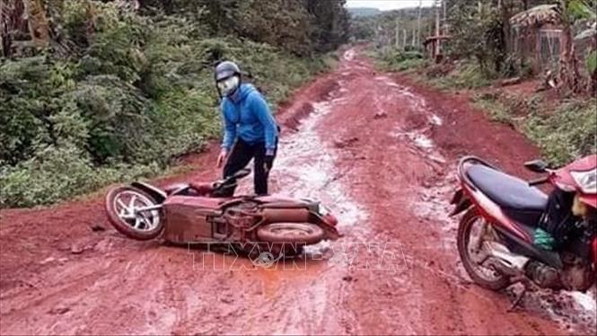  Trong ảnh: Người dân đi lại trên tuyến đường thường xuyên bị té ngã. Ảnh: Dương Chí Tưởng-TTXVN