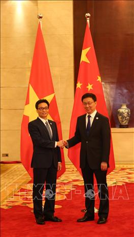 Trong ảnh:  Phó Thủ tướng Chính phủ Vũ Đức Đam gặp Ủy viên Thường vụ Bộ Chính trị, Phó Thủ tướng Quốc vụ viện Trung Quốc Hàn Chính.  Ảnh: Lương Anh Tuấn-Pv TTXVN tại Trung Quốc