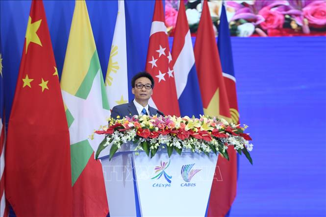 Trong ảnh: Phó Thủ tướng Chính phủ Vũ Đức Đam phát biểu tại Lễ khai mạc  Hội chợ  CAEXPO.  Ảnh: Lương Anh Tuấn-Pv TTXVN tại Trung Quốc 