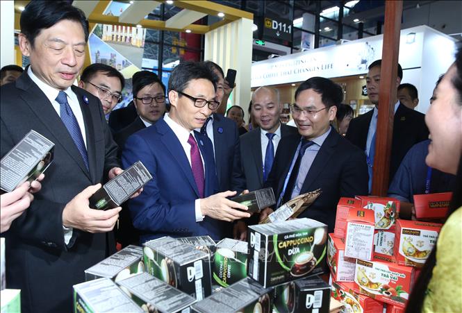 Trong ảnh: Phó Thủ tướng Chính phủ Vũ Đức Đam thăm gian hàng Việt Nam.  Ảnh: Lương Anh Tuấn-Pv TTXVN tại Trung Quốc  