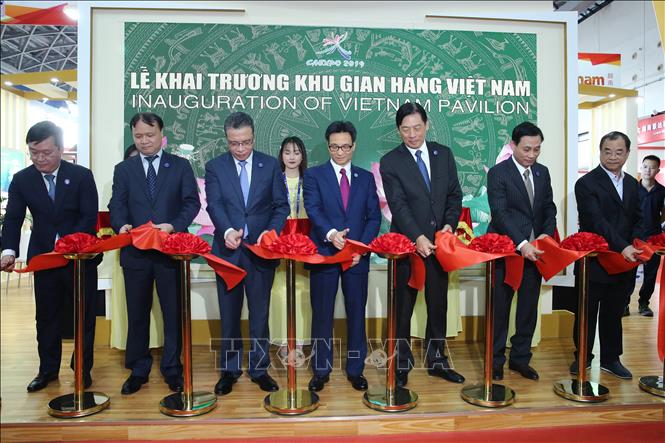 Trong ảnh: Phó Thủ tướng Chính phủ Vũ Đức Đam cắt băng khai trương gian hàng Việt Nam tại Hội chợ CAEXPO.  Ảnh: Lương Anh Tuấn-Pv TTXVN tại Trung Quốc   