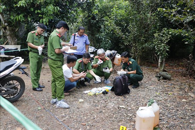 Trong ảnh: Lực lượng chức năng tổ chức khám nghiệm hiện trường vụ án. Ảnh: Đậu Tất Thành – TTXVN.