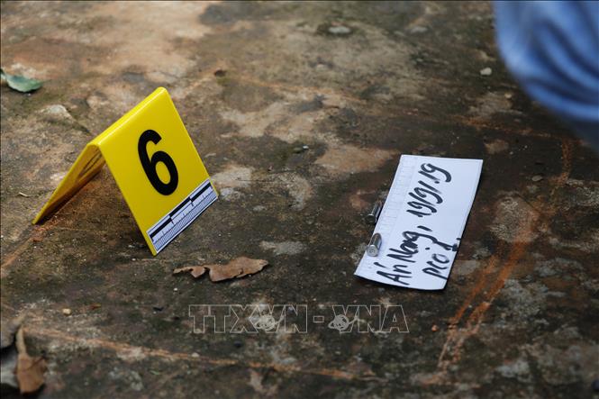 Trong ảnh: Vỏ đạn và đầu đạn tại hiện trường. Ảnh: Đậu Tất Thành – TTXVN.