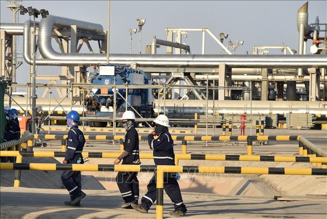 Trong ảnh: Nhân viên làm việc tại nhà máy lọc dầu  Abqaiq của tập đoàn dầu khí Saudi Aramco ngày 20/9. Ảnh: AFP/TTXVN