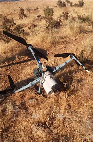 Trong ảnh: Máy bay không người lái bị lực lượng phòng không Syria bắn hạ  tại tỉnh miền Nam Quneitra  ngày 21/9. Ảnh: AFP/TTXVN