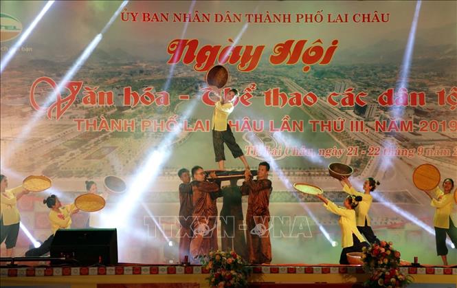 Trong ảnh: Phần trình diễn nghệ thuật quần chúng của phường Đông Phong tại đêm khai mạc. Ảnh: Quý Trung – TTXVN
