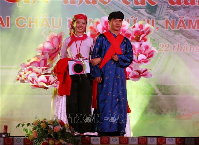 Trong ảnh: Phần thi trình diễn trang phục dân tộc Khơ Mú của các thí sinh tại lễ khai mạc. Ảnh: Quý Trung – TTXVN
