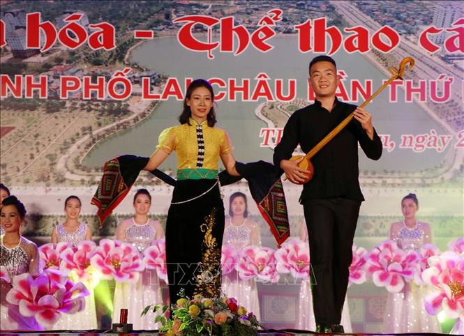 Trong ảnh: Phần thi trình diễn trang phục dân tộc Thái của các thí sinh tại lễ khai mạc. Ảnh: Quý Trung – TTXVN
