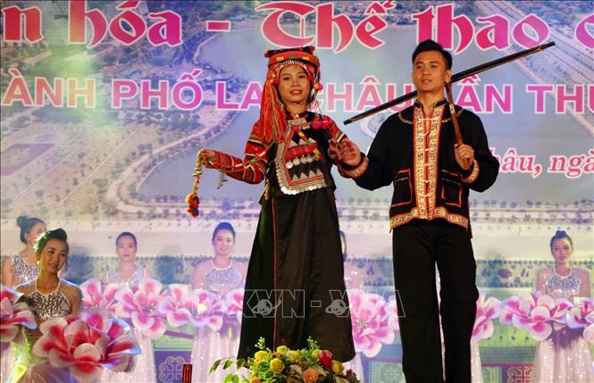 Trong ảnh: Phần thi trình diễn trang phục dân tộc Hà Nhì của các thí sinh tại lễ khai mạc. Ảnh: Quý Trung – TTXVN