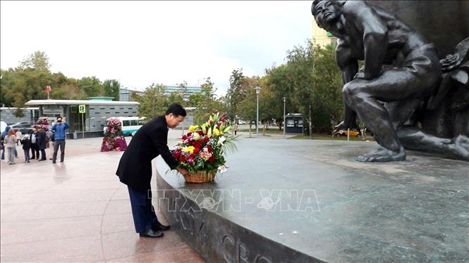 Trong ảnh: Đồng chí Võ Văn Thưởng dâng hoa tại Tượng đài Chủ tịch Hồ Chí Minh trên quảng trường mang tên Người ở thủ đô Moskva. Ảnh: Hồng Quân-Pv TTXVN tại Liên bang Nga
