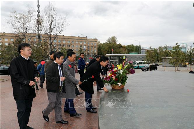 Trong ảnh: Đồng chí Võ Văn Thưởng và các đại biểu dâng hoa tại Tượng đài Chủ tịch Hồ Chí Minh trên quảng trường mang tên Người ở thủ đô Moskva. Ảnh: Hồng Quân-Pv TTXVN tại Liên bang Nga 