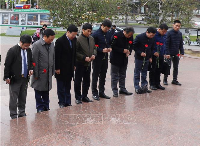 Trong ảnh: Đồng chí Võ Văn Thưởng và các đại biểu dâng hoa tại Tượng đài Chủ tịch Hồ Chí Minh trên quảng trường mang tên Người ở thủ đô Moskva. Ảnh: Hồng Quân-Pv TTXVN tại Liên bang Nga 