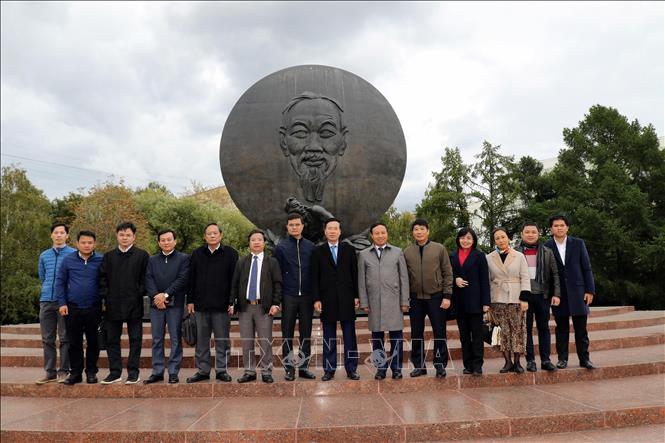 Trong ảnh: Đồng chí Võ Văn Thưởng cùng đoàn đại biểu chụp ảnh kỷ niệm bên Tượng đài Chủ tịch Hồ Chí Minh.Ảnh: Hồng Quân-Pv TTXVN tại Liên bang Nga 