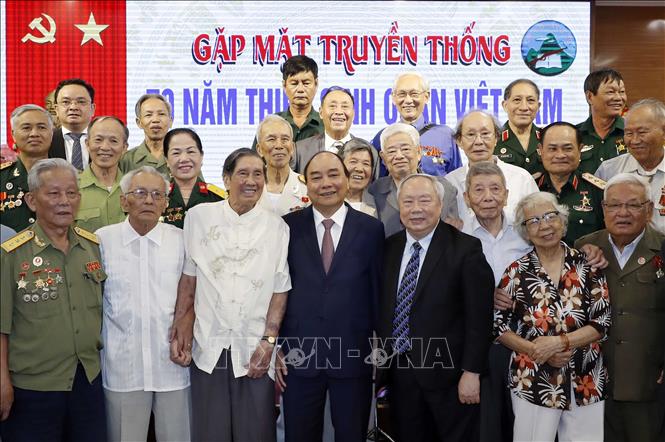 Trong ảnh: Thủ tướng Nguyễn Xuân Phúc và các cựu học sinh Trường Thiếu sinh quân Việt Nam. Ảnh: Thống Nhất - TTXVN