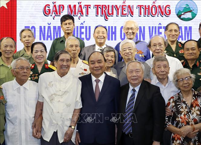 Trong ảnh: Thủ tướng Nguyễn Xuân Phúc và các cựu học sinh Trường Thiếu sinh quân Việt Nam. Ảnh: Thống Nhất - TTXVN