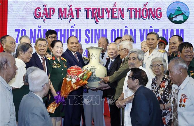 Trong ảnh: Thủ tướng Nguyễn Xuân Phúc tặng quà lưu niệm cho  các cựu học sinh Trường Thiếu sinh quân Việt Nam. Ảnh: Thống Nhất - TTXVN