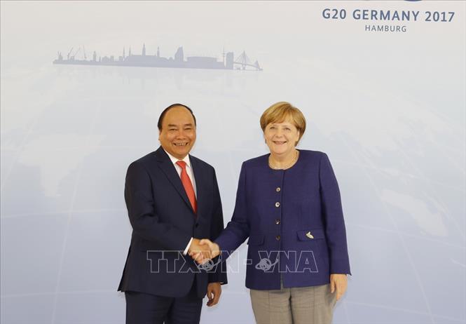 Trong ảnh: Thủ tướng Đức Angela Merkel đón Thủ tướng Nguyễn Xuân Phúc trong chuyến thăm chính thức CHLB Đức và dự Hội nghị Thượng đỉnh G20 từ ngày 5 - 8/7/2017 tại Hamburg. Ảnh: Thống Nhất – TTXVN