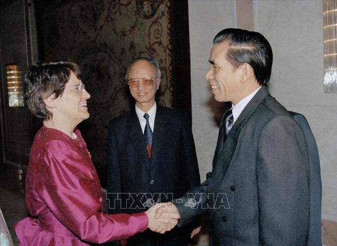 Trong ảnh: Chủ tịch Hạ viện Đức Rita Süssmuth đón, hội đàm với Chủ tịch Quốc hội Nông Đức Mạnh thăm chính thức CHLB Đức, ngày 20/10/1993, tại Thủ đô Berlin. Ảnh: Xuân Tuân - TTXVN