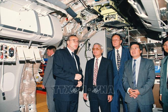 Trong ảnh: Trong chuyến thăm CHLB Đức (tháng 6/1993), Thủ tướng Võ Văn Kiệt đến thăm Nhà máy sản xuất, lắp ráp máy bay của Airbus tại thành phố Hamburg - nơi giúp Việt Nam đào tạo thợ sửa chữa, bảo hành và lái máy bay A300. Ảnh: Minh Đạo - TTXVN