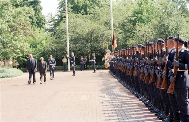 Trong ảnh: Thủ tướng Võ Văn Kiệt và Thủ tướng Đức Helmut Kohl duyệt đội danh dự, trong chuyến thăm chính thức CHLB Đức, tháng 6/1993. Ảnh: Minh Đạo - TTXVN