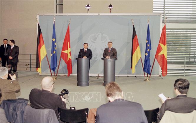 Trong ảnh: Tổng Bí thư Nông Đức Mạnh và Thủ tướng Đức Gerhard Schröder trả lời báo chí nhân chuyến thăm chính thức CHLB Đức, tháng 3/2004. Ảnh: Xuân Tuân - TTXVN