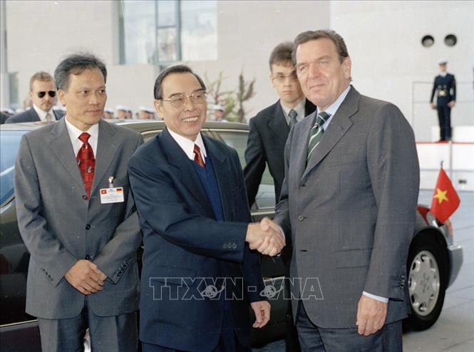 Trong ảnh: Thủ tướng Đức Gerhard Schröder đón Thủ tướng Phan Văn Khải thăm chính thức CHLB Đức, tháng 10/2001. Ảnh: Thế Thuần - TTXVN