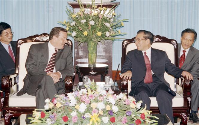 Trong ảnh: Tổng Bí thư Nông Đức Mạnh tiếp Thủ tướng CHLB Đức Gerhard Schröder tại Hà Nội, trong chuyến thăm chính thức Việt Nam từ ngày 14 - 15/5/2003. Ảnh: Nhan Sáng - TTXVN