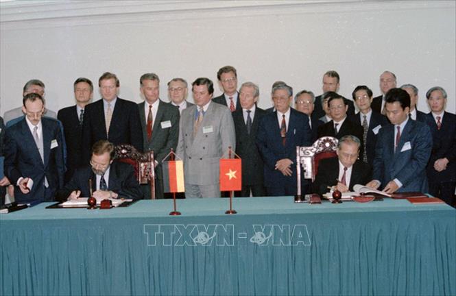 Trong ảnh: Nhân chuyến thăm chính thức Việt Nam của Thủ tướng Đức Helmut Kohl tháng 11/1995, hai nước đã ký các văn kiện hợp tác kinh tế và tránh đánh thuế 2 lần. Ảnh: Minh Đạo - TTXVN