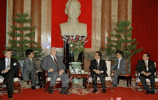 Trong ảnh: Chủ tịch Quốc hội Nông Đức Mạnh tiếp Thủ tướng CHLB Đức Helmut Kohl thăm chính thức Việt Nam, ngày 17/11/1995. Ảnh: Minh Đạo - TTXVN