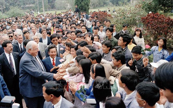 Trong ảnh: Thủ tướng CHLB Đức Helmut Kohl gặp gỡ sinh viên trường Đại học Bách Khoa Hà Nội trong chuyến thăm chính thức đầu tiên của Thủ tướng Đức tới Việt Nam, tháng 11/1995. Ảnh: Minh Đạo - TTXVN