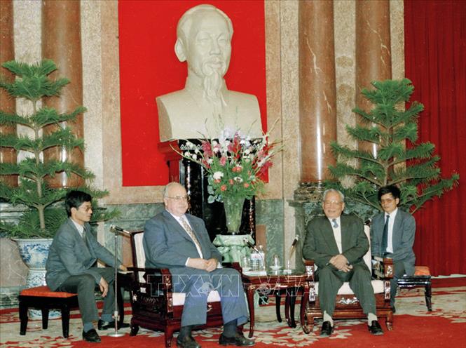 Trong ảnh: Chủ tịch nước Lê Đức Anh tiếp Thủ tướng CHLB Đức Helmut Kohl thăm chính thức Việt Nam, ngày 17/11/1995. Ảnh: Minh Đạo - TTXVN
