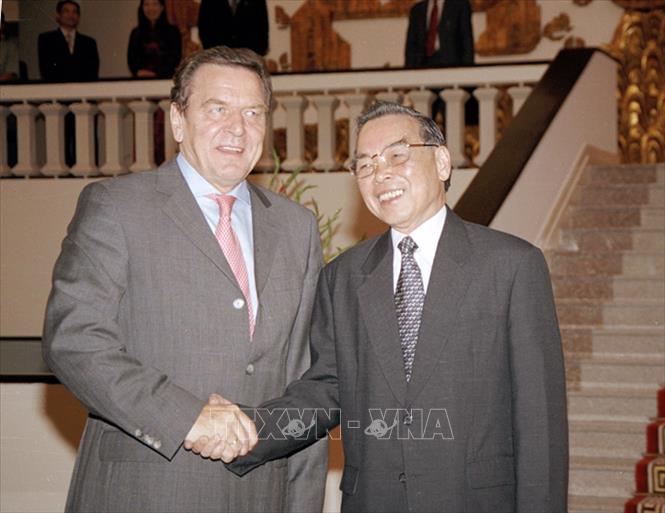 Trong ảnh: Thủ tướng Phan Văn Khải đón Thủ tướng CHLB Đức Gerhard Schröder thăm chính thức Việt Nam từ ngày 7 - 10/10/2004. Ảnh: Nguyễn Dân - TTXVN