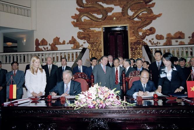 Trong ảnh: Lễ ký Hiệp định giữa Chính phủ hai nước Việt Nam và CHLB Đức về hợp tác tài chính năm 2003, nhân chuyến thăm chính thức Việt Nam của Thủ tướng Đức Gerhard Schröder từ ngày 7 -10/10/2004. Ảnh: Nguyễn Dân - TTXVN