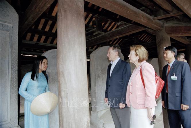 Trong ảnh: Tổng thống CHLB Đức Horst Köhler tham quan Khu di tích Văn Miếu-Quốc Tử Giám Hà Nội, ngày 21/5/2007 trong chuyến thăm chính thức Việt Nam. Ảnh: Nhan Sáng - TTXVN
