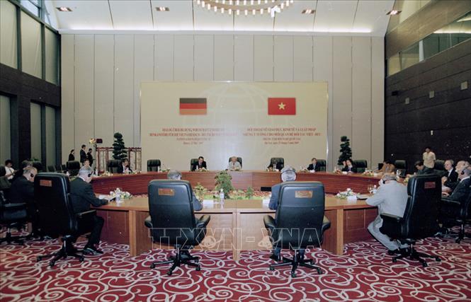 Trong ảnh: Đối thoại giữa Bộ Giáo dục và Đào tạo Việt Nam với Bộ Giáo dục của CHLB Đức, ngày 22/5/2007 tại Hà Nội, với sự tham dự của Tổng thống CHLB Đức Horst Köhler thăm chính thức Việt Nam. Ảnh: Nhan Sáng - TTXVN